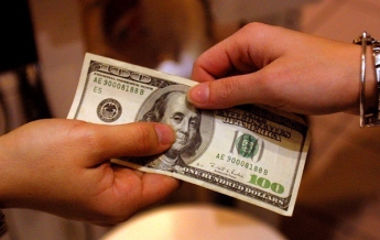 Доллар стабилен на межбанке 13 марта, в обменниках курс упал