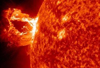 Мощная вспышка на Солнце вызвала мигрень и перебои со связью (видео)