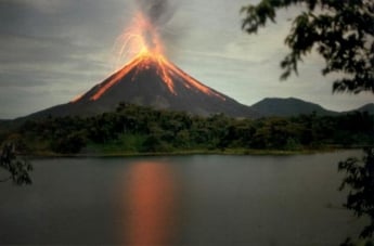 В Коста-Рике — извержение вулкана, людей уже эвакуируют (видео)