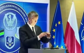 Глава минобороны Польши принял лампочку за микрофон (видео)