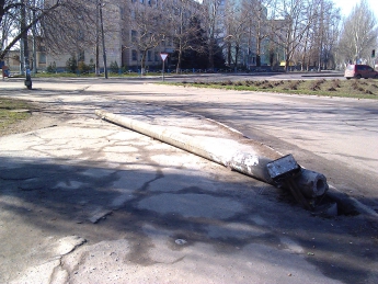 Коммунальщики забыли столб посреди тротуара (фото)
