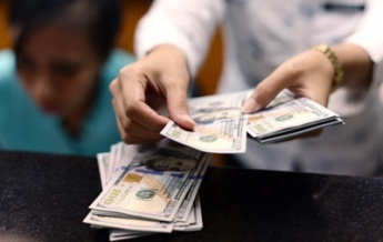 Доллар стабилен на межбанке 17 марта, в обменниках продолжает дорожать