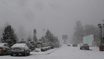 Погода испортила крымчанам "празднование" аннексии: Симферополь засыпает снегом (фото)