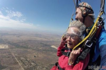 Жительница ЮАР отметила 100-летие прыжком с парашютом и погружением к акулам (видео)