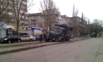 Военный грузовик застрял в ливневке (фото)