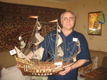 Мастер создал домашний порт для легендарных кораблей (фото)