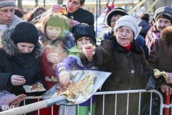 Россиян накормили с лопат на фестивале уличной еды (видео, фото)