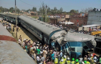 В Индии с рельсов сошел поезд: 30 погибших, 100 раненых