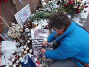 В Москве осквернили место убийства Б.Немцова