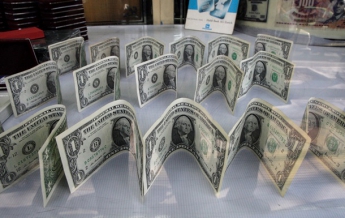 Доллар на межбанке стабилен 26 марта, в обменниках подорожал на продаже