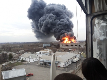 В Новомосковске произошел пожар на механическом заводе (видео)