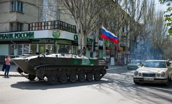 В Луганск вошла колонна бронетехники боевиков