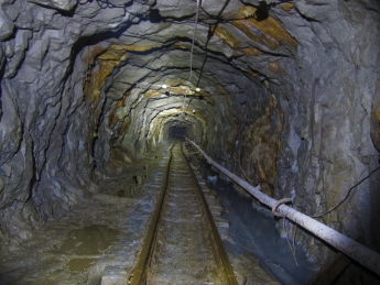 На шахтах Ахметова в Луганской области платят по две трети зарплаты, - очевидцы
