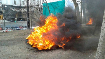 Вкладчики "Дельта Банка" зажгли шины под Кабмином (фото)