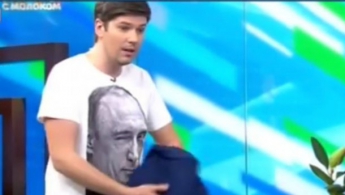 Украинский ведущий похвастался футболкой с Путиным на российском канале