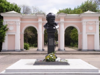 В Симферополе возложили вербу к памятнику Тарасу Шевченко
