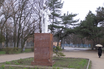 Из памятника Ленину сделали "зомби" (фото)