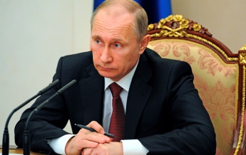 Путин заморозил зарплаты госслужащим