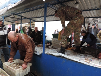 Самооборона открещивается от спецоперации по конфискации рыбы на городских рынках