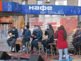 В центре города молодежь устроила уличный концерт (фото)