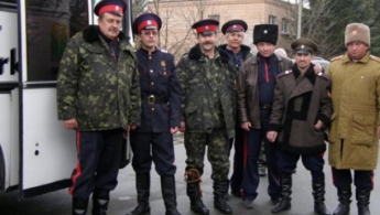 Луганские террористы разоружают "казаков"