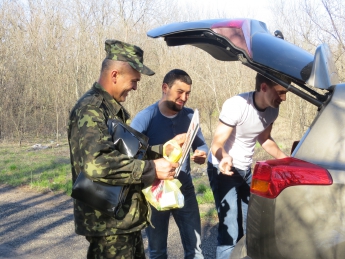 Заместитель мэра доставил гуманитарный груз бойцам 55-й артбригады на передовую (фото)