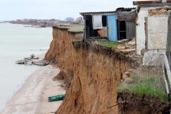 Азовское море норовит "проглотить" дома и дачи в Приазовском районе (фото)
