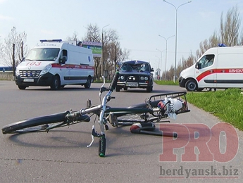 ДТП в Бердянске: удар был такой силы, что велосипедист оставил огромную вмятину на автомобиле (фото)