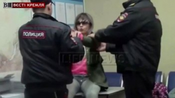 Россиянка подралась в аэропорту с полицейскими (видео)