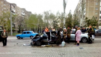 В центре Донецка столкнулись 2 авто боевиков (фото)