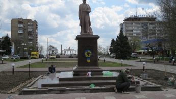 Памятнику Шевченко привели в порядок подножие (фото)
