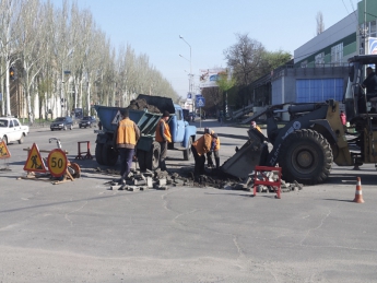 Донецкие дорожники приступили к ремонту «заколдованной» ямы