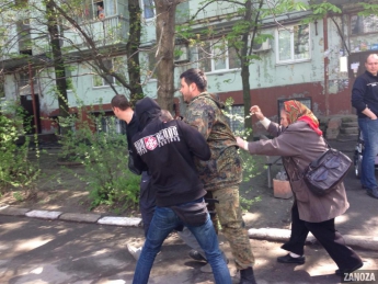 Потасовка на антиправительственном митинге в Запорожье (видео)