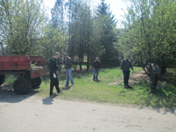Милиционеры привели в порядок памятник погибшим воинам в Сосновке (фото)