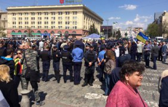 В Харькове активисты и коммунисты подрались на площади Свободы (фото)