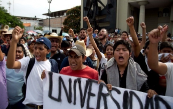 Студенты разгромили здание Минобразования штата в Мексике