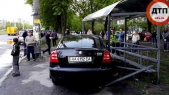 В Киеве авто влетело в остановку с детьми