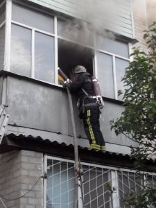 Пожар в многоэтажке: пожарные спасли мужчину (фото)