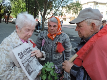 Местные коммунисты приторговывали московской литературой во время демонстрации