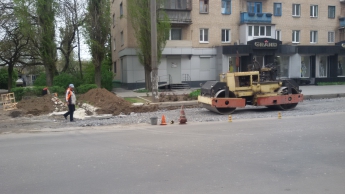 Донецкие подрядчики ремонтируют дороги и в праздники (фото)