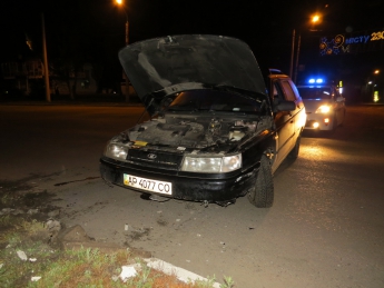 Разбитый ВАЗ  водитель бросил на дороге (фото)