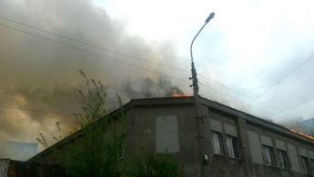 Над Мариуполем — густой черный дым. В городе серьезный пожар (фото)