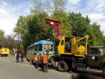 В центре Запорожья трамвай сошел с рельсов (фото)