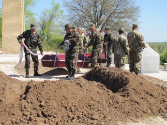 Под Мелитополем похоронили 26 неизвестных солдат (видео)