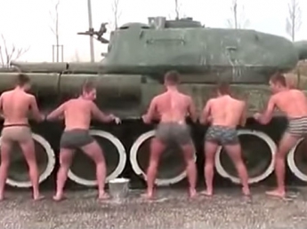 Скандал в России: полуголые кадеты станцевали с танком (видео)