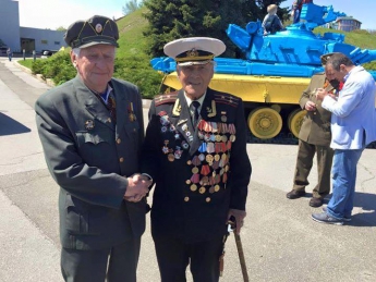 Историческое рукопожатие - ветеран ВОВ пожал руку воину УПА