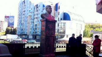 В России свежеустановленный памятник Сталину уже облили краской (фото)