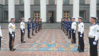 Верховная Рада переполнена военными (фото)