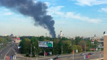 В Москве масштабный пожар, в тушении задействовали вертолет (фото)