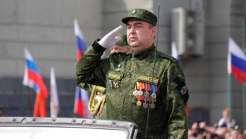 Плотницкий приехал на парад в Луганске на грузовике и в белых перчатках (фото)